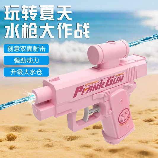 Scherzo con pistola ad acqua per bambini che giocano su entrambi i lati, scherzo con spruzzo d'acqua per bambini