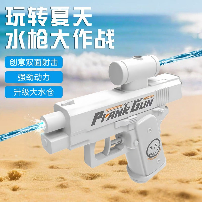 Scherzo con pistola ad acqua per bambini che giocano su entrambi i lati, scherzo con spruzzo d'acqua per bambini