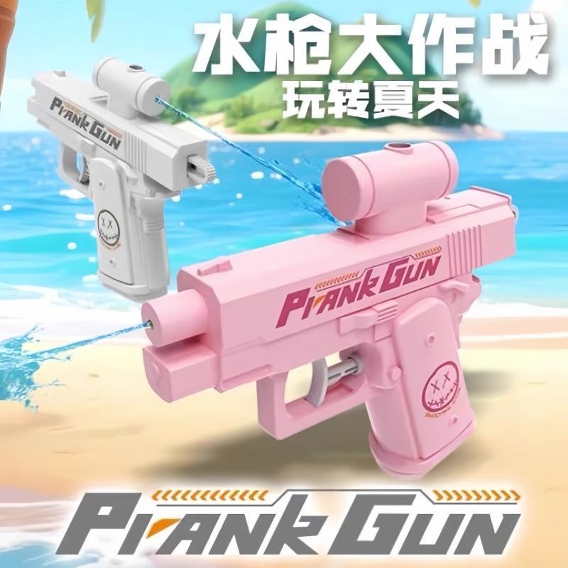 Scherzo con pistola ad acqua per bambini che giocano su entrambi i lati, scherzo con spruzzo d'acqua per bambini