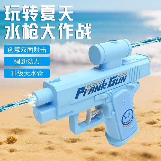 Scherzo con pistola ad acqua per bambini che giocano su entrambi i lati, scherzo con spruzzo d'acqua per bambini